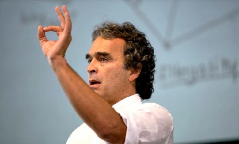 Fiscalía imputará cargos a Sergio Fajardo por presuntas irregularidades en la celebración de un contrato de sustitución de deuda. 11 Fiscalía imputará cargos a Sergio Fajardo por presuntas irregularidades en la celebración de un contrato de sustitución de deuda. 11