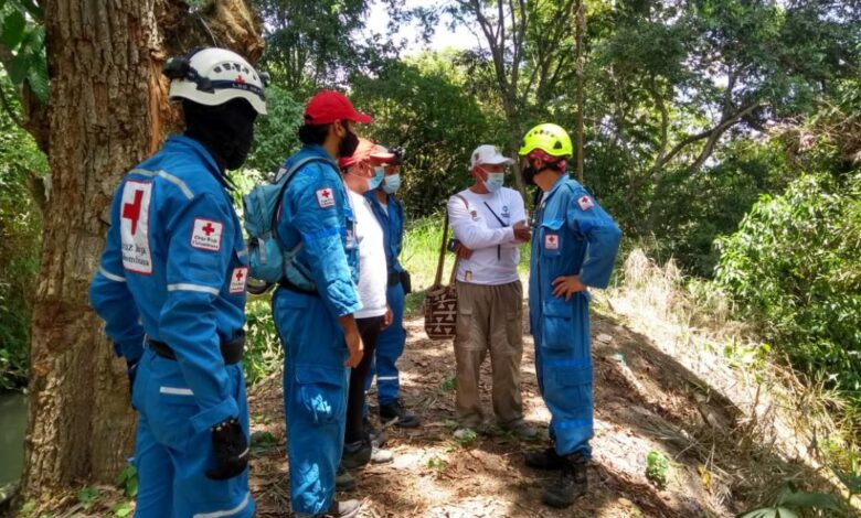 Autoridades locales realizan el rescate de dos cuerpos en el puente de La Variante. 9