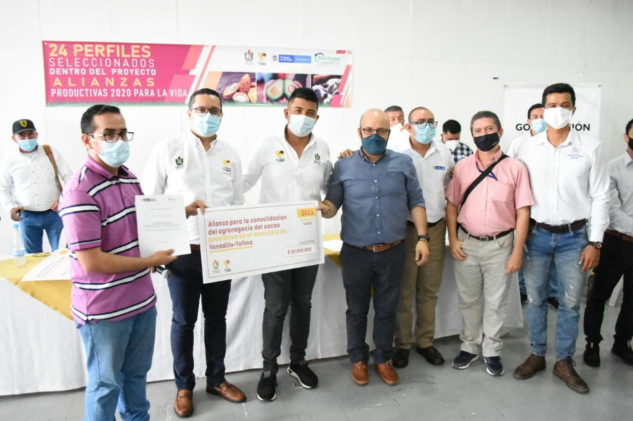 *Productores del campo firmaron convenios por 12.000 mil millones de pasos con la Gobernaciòn del Tolima y Minagricultura* 2 *Productores del campo firmaron convenios por 12.000 mil millones de pasos con la Gobernaciòn del Tolima y Minagricultura* 2