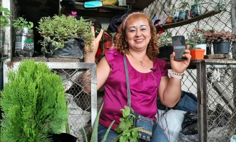 Comerciantes de plaza La 21 ofrecen sus productos en redes sociales con Internet gratuito. 6 Comerciantes de plaza La 21 ofrecen sus productos en redes sociales con Internet gratuito. 6