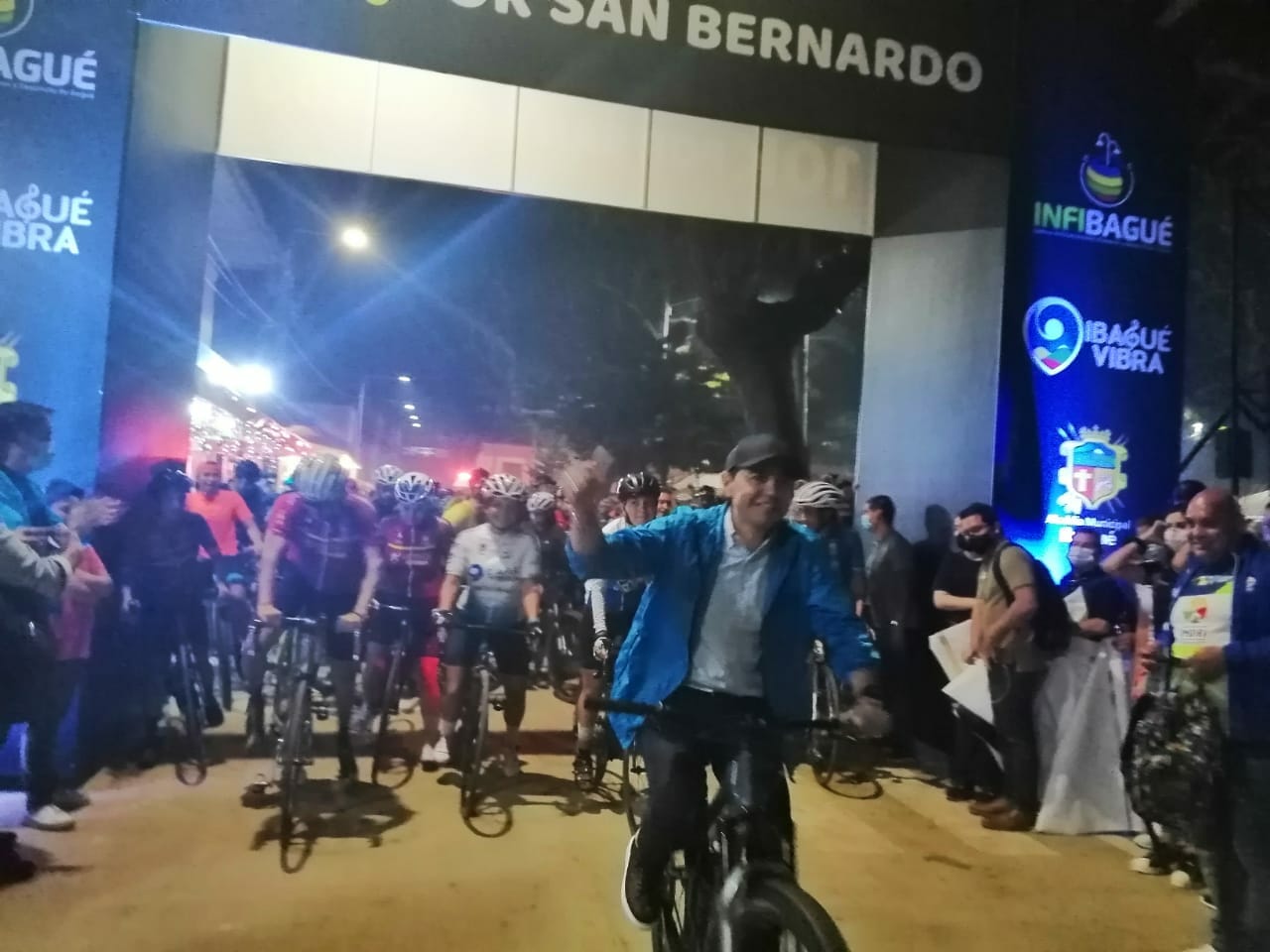 San Bernardo con vía pavimentada y con su alumbrado público. 2 San Bernardo con vía pavimentada y con su alumbrado público. 2