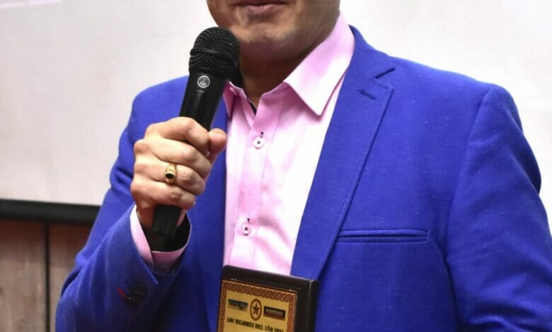 Mejor funcionario de la gobernación del Tolima 2021 JORGE LUCIANO BOLIVAR TORRES Secretario de salud departamental. 4 Mejor funcionario de la gobernación del Tolima 2021 JORGE LUCIANO BOLIVAR TORRES Secretario de salud departamental. 4