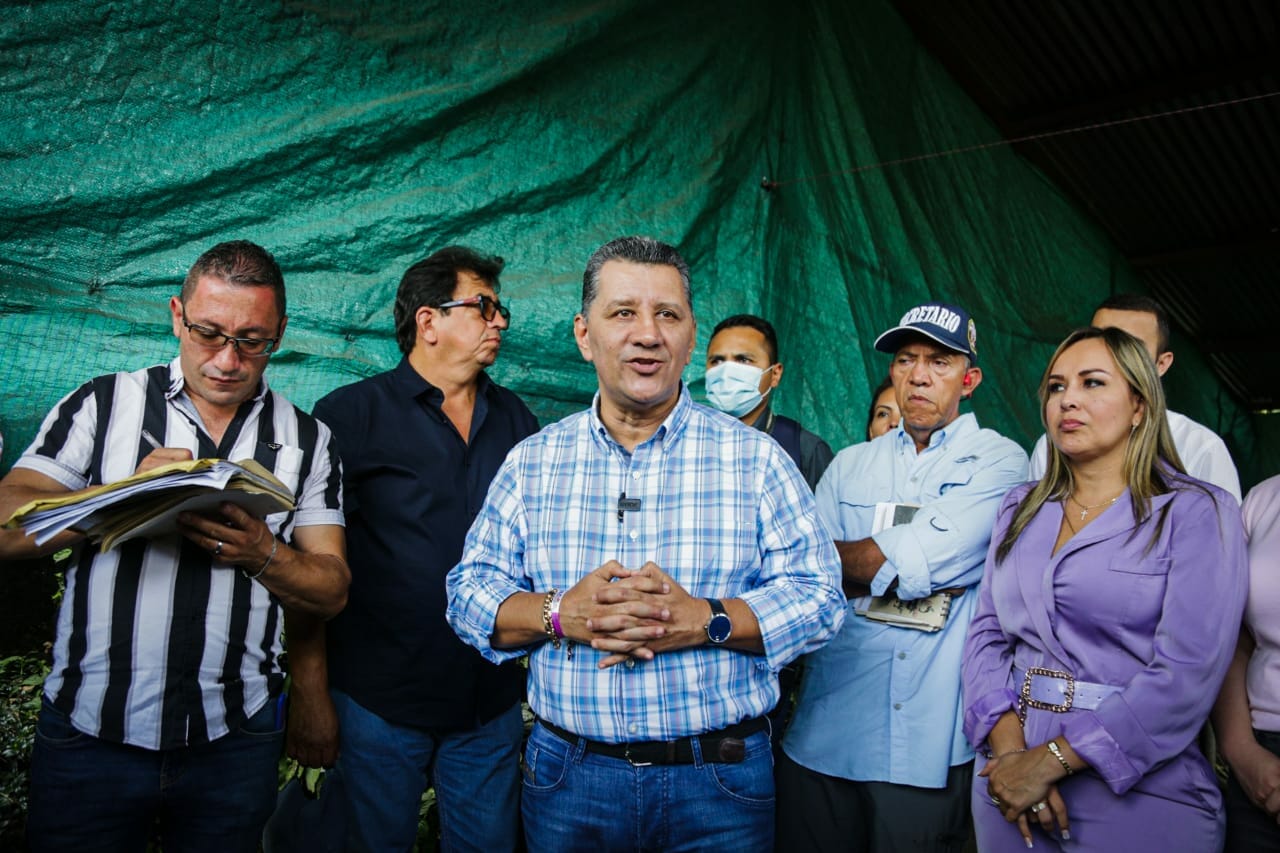 Gobernador del Tolima visitó la vereda Curalito para llevar soluciones que permitan restablecer movilidad en la vía Ibagué-Alto de la Línea. 1