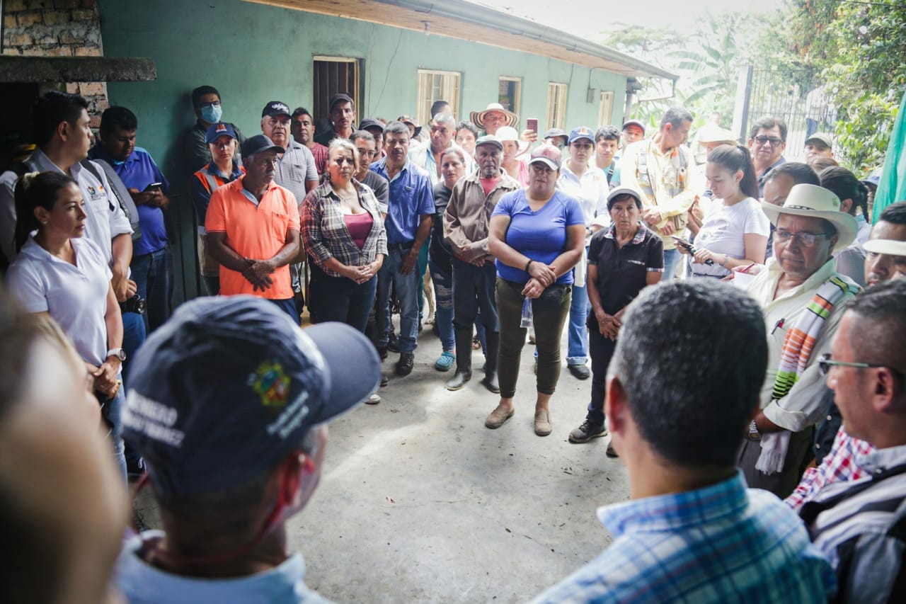Gobernador del Tolima visitó la vereda Curalito para llevar soluciones que permitan restablecer movilidad en la vía Ibagué-Alto de la Línea. 2