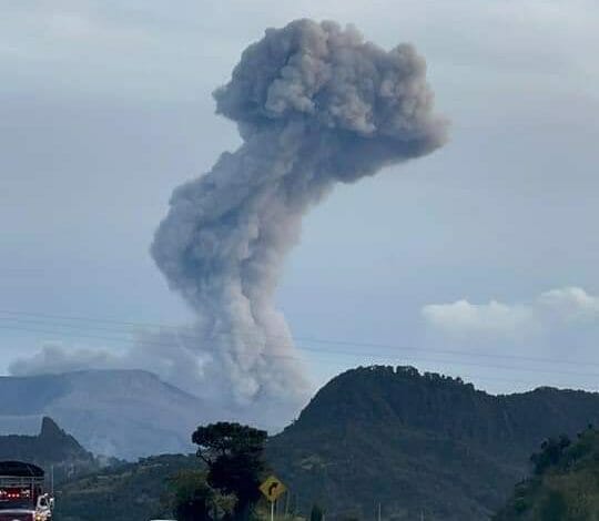Volcán Nevado del Ruíz continúa en nivel III. 12
