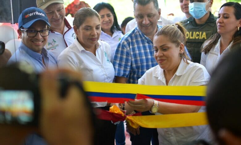 $1.030 millones entregó el gobernador Orozco para equipamiento del nuevo centro de salud de Santiago Pérez* 15 $1.030 millones entregó el gobernador Orozco para equipamiento del nuevo centro de salud de Santiago Pérez* 15