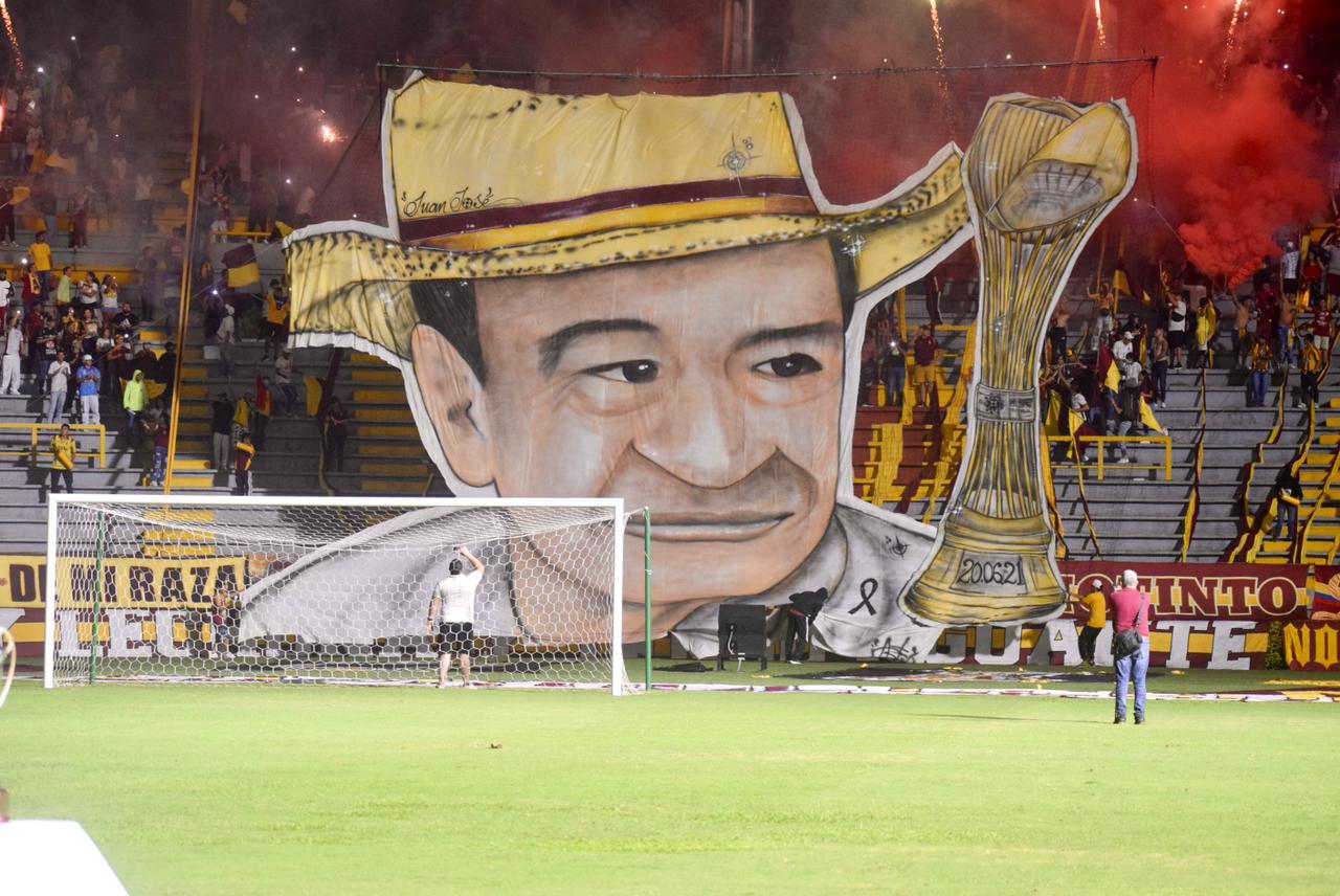 Aficionados del Deportes Tolima dieron el último adiós a Gabriel Camargo en el estadio Murillo Toro. 1