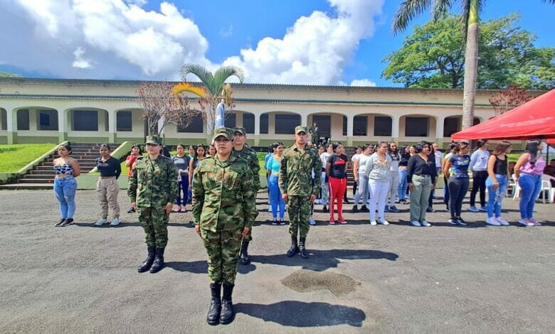 Hoy 49 mujeres prestan el servicio militar voluntario en la Sexta Brigada del Ejército Nacional. 12