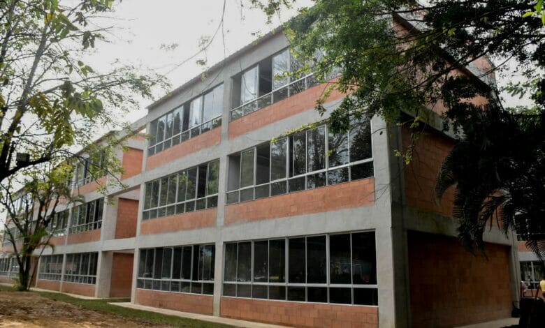 Ya falta poco para que los estudiantes ibaguereños estrenen el megacolegio La Sagrada Familia. 9