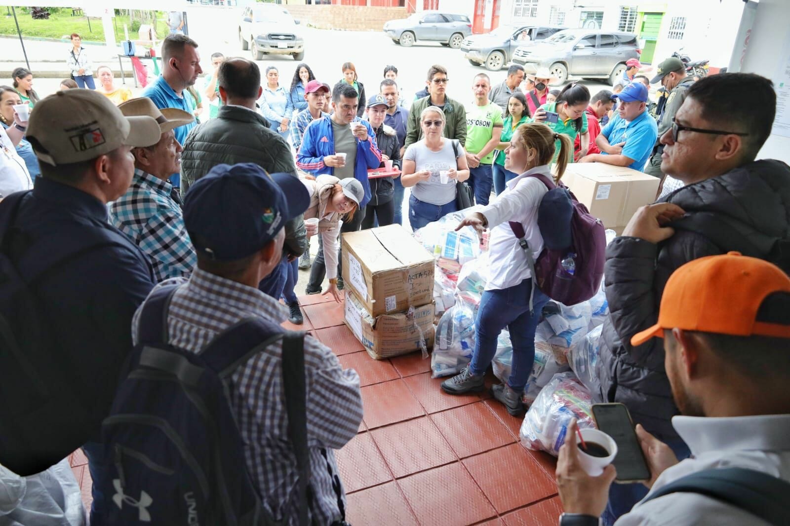 Gobierno departamental llegó a terreno para brindar apoyo a municipios cercanos al volcán nevado del Ruiz. 2