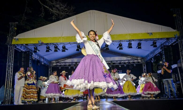 Con carisma y talento, Pueblito Tolimense se coronó como la nueva Embajadora del Folclor Municipal. 1