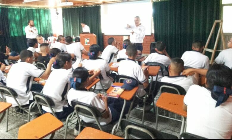 Grupo Operativo Anticontrabando del Tolima llevó mensaje de prevención a estudiantes. 13 Grupo Operativo Anticontrabando del Tolima llevó mensaje de prevención a estudiantes. 13
