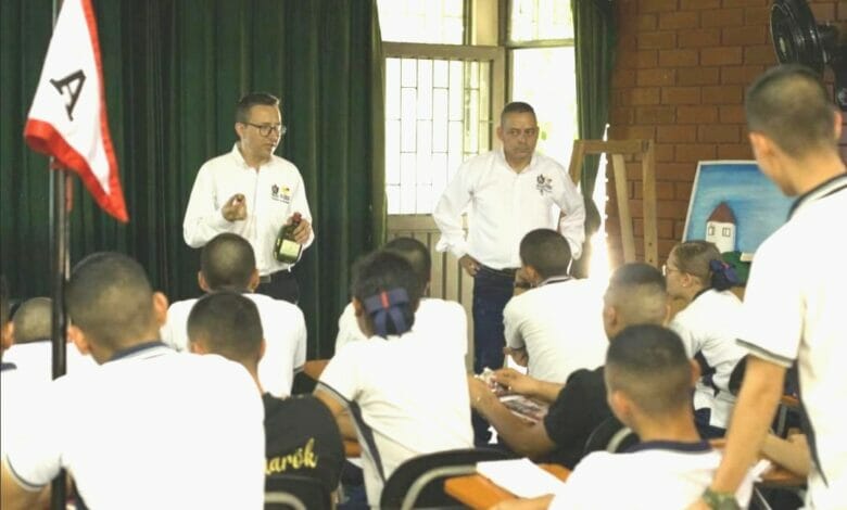 El Grupo Operativo Anticontrabando GOAT, de la Secretaría de Hacienda del Tolima, llevó mensaje de sensibilización a los estudiantes del colegio Inocencio Chincá, sobre el peligro que conlleva para la salud, comprar licor adulterado. 5