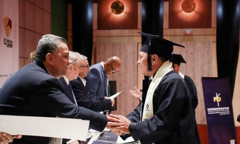 Se graduó primer grupo de profesionales y especialistas en comunicación del convenio Gobernación del Tolima – Uniminuto. 7 Se graduó primer grupo de profesionales y especialistas en comunicación del convenio Gobernación del Tolima – Uniminuto. 7