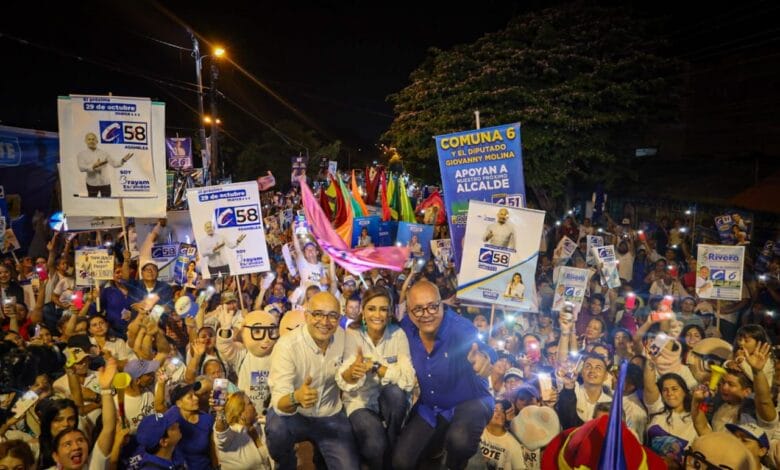 Con más de 5.000 personas, con mensajes llenos de optimismo y con ataques frenteros a la corrupción enquistada en el actual gobierno de Ibagué, Jorge Bolívar cerró las manifestaciones masivas de su campaña. 1 Con más de 5.000 personas, con mensajes llenos de optimismo y con ataques frenteros a la corrupción enquistada en el actual gobierno de Ibagué, Jorge Bolívar cerró las manifestaciones masivas de su campaña. 1