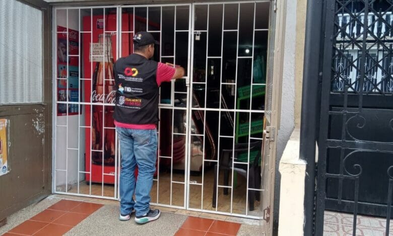 La Gobernación del Tolima, mediante el Grupo Operativo Anticontrabando GOAT, realizó jornada de sensibilización a tenderos y comerciantes de la comuna 9 de Ibagué, específicamente en los barrios Arkaniza 1 y Remansos, con un total de 10 establecimientos comerciales visitados 11 La Gobernación del Tolima, mediante el Grupo Operativo Anticontrabando GOAT, realizó jornada de sensibilización a tenderos y comerciantes de la comuna 9 de Ibagué, específicamente en los barrios Arkaniza 1 y Remansos, con un total de 10 establecimientos comerciales visitados 11