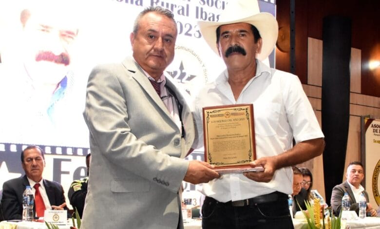 FERNANDO RENDÓN PRADA Mejor líder social y comunitario de la zona rural de Ibagué 2023. 9 FERNANDO RENDÓN PRADA Mejor líder social y comunitario de la zona rural de Ibagué 2023. 9