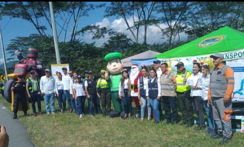 Actividad de Prevención y sensibilización realizada por Policía Tránsito y Transporte del Tolima -Datt-, junto a Concesión Appgica. Con el acompañamiento del Grupo GOAT. 9 Actividad de Prevención y sensibilización realizada por Policía Tránsito y Transporte del Tolima -Datt-, junto a Concesión Appgica. Con el acompañamiento del Grupo GOAT. 9