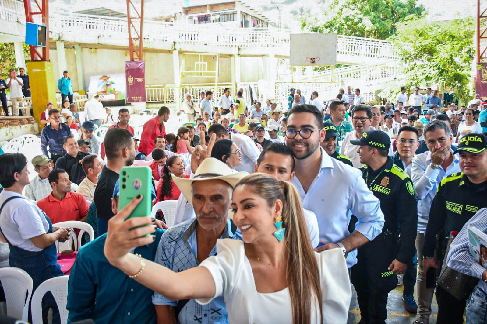 Gobernadora del Tolima llegó a Rioblanco. Con anuncios en obras de infraestructura y obras sociales, cumplió su agenda al sur del Tolima. 1