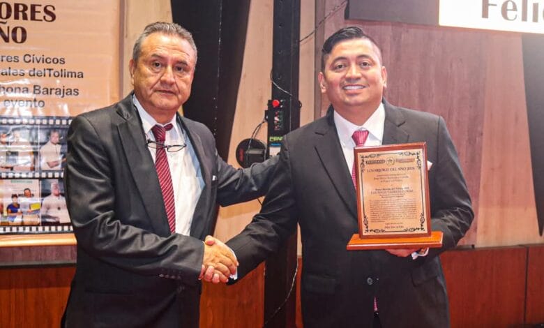 Mejor alcalde del Tolima 2024. LUIS ÁNGEL GUTIÉRREZ ORTIZ. Municipio del Carmen de Apicalá. 1 Mejor alcalde del Tolima 2024. LUIS ÁNGEL GUTIÉRREZ ORTIZ. Municipio del Carmen de Apicalá. 1