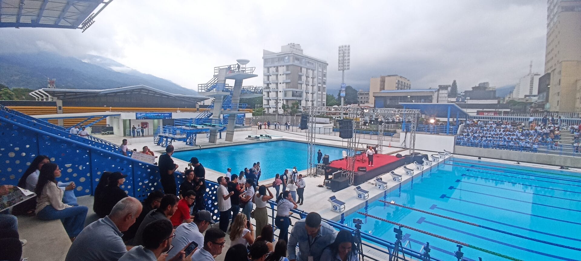 Después de 10 años de espera y varios inconvenientes, por fin se hizo entrega de las Piscinas Olímpicas de la Unidad Deportiva de la Calle 42, Hernando Arbeláez Jiménez. 1