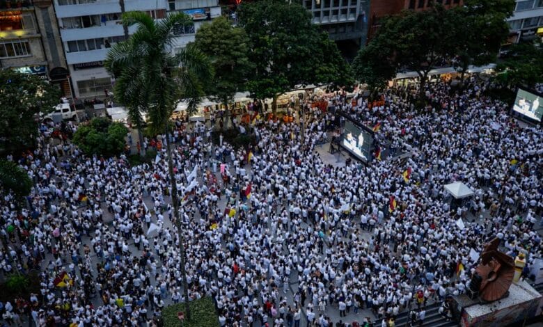 ”Una luz por la vida” congrega a todos los tolimenses en la Plaza Murillo Toro como una sola voz para que cese la violencia en Colombia* 10 ”Una luz por la vida” congrega a todos los tolimenses en la Plaza Murillo Toro como una sola voz para que cese la violencia en Colombia* 10