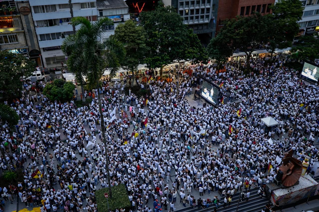 ”Una luz por la vida” congrega a todos los tolimenses en la Plaza Murillo Toro como una sola voz para que cese la violencia en Colombia* 1 ”Una luz por la vida” congrega a todos los tolimenses en la Plaza Murillo Toro como una sola voz para que cese la violencia en Colombia* 1