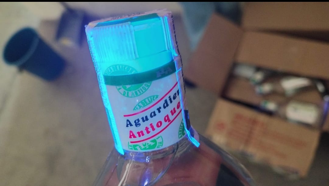 En Navidad y Año Nuevo, autoridades del Tolima refuerzan controles para identificar licor legal y evitar el contrabando* 1 En Navidad y Año Nuevo, autoridades del Tolima refuerzan controles para identificar licor legal y evitar el contrabando* 1