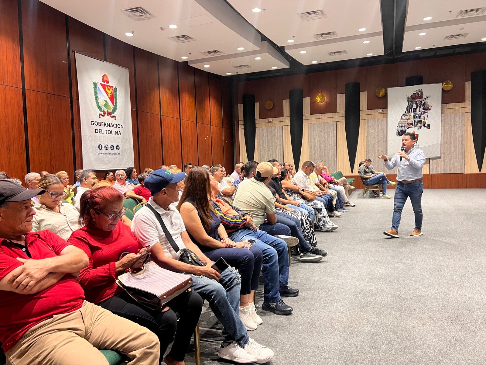 Líderes comunales de Ibagué se capacitan en IA y tecnología con APROTIC 1